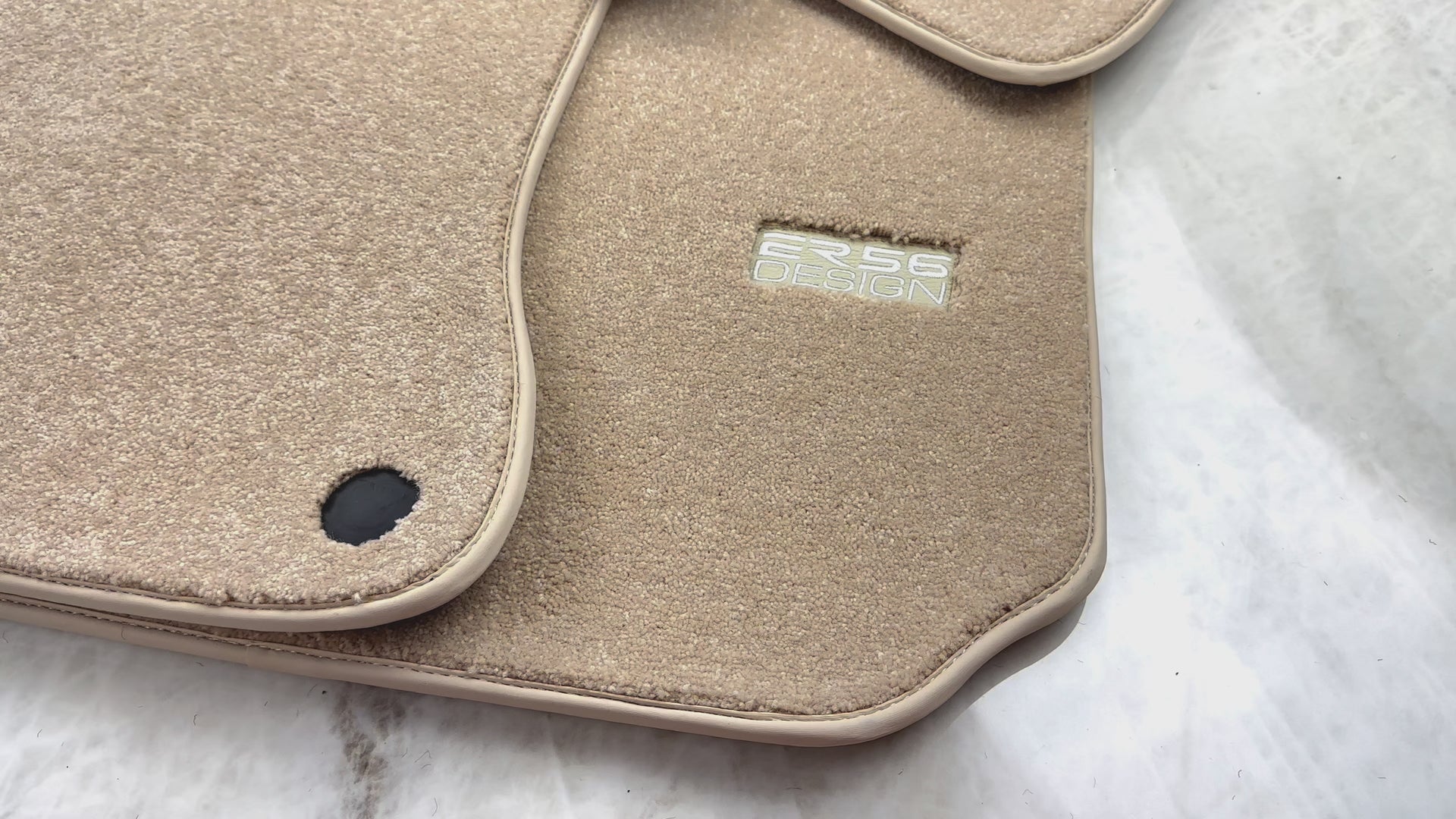 メルセデスベンツ Cクラス S206 ワゴン (2021-2023) ハイブリッド用ベージュラグジュアリーフロアマット | ER56のデザイン - AutoWin