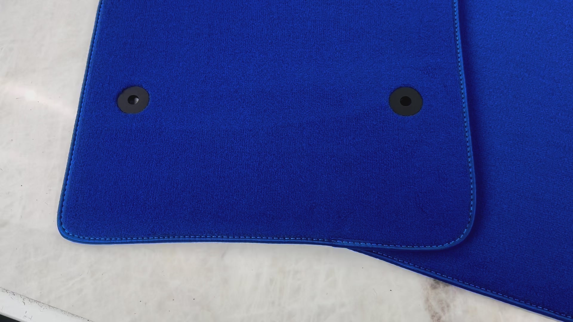 Blaue Fußmatten für Chevrolet Corvette C8 (2020-2024) - AutoWin.EU