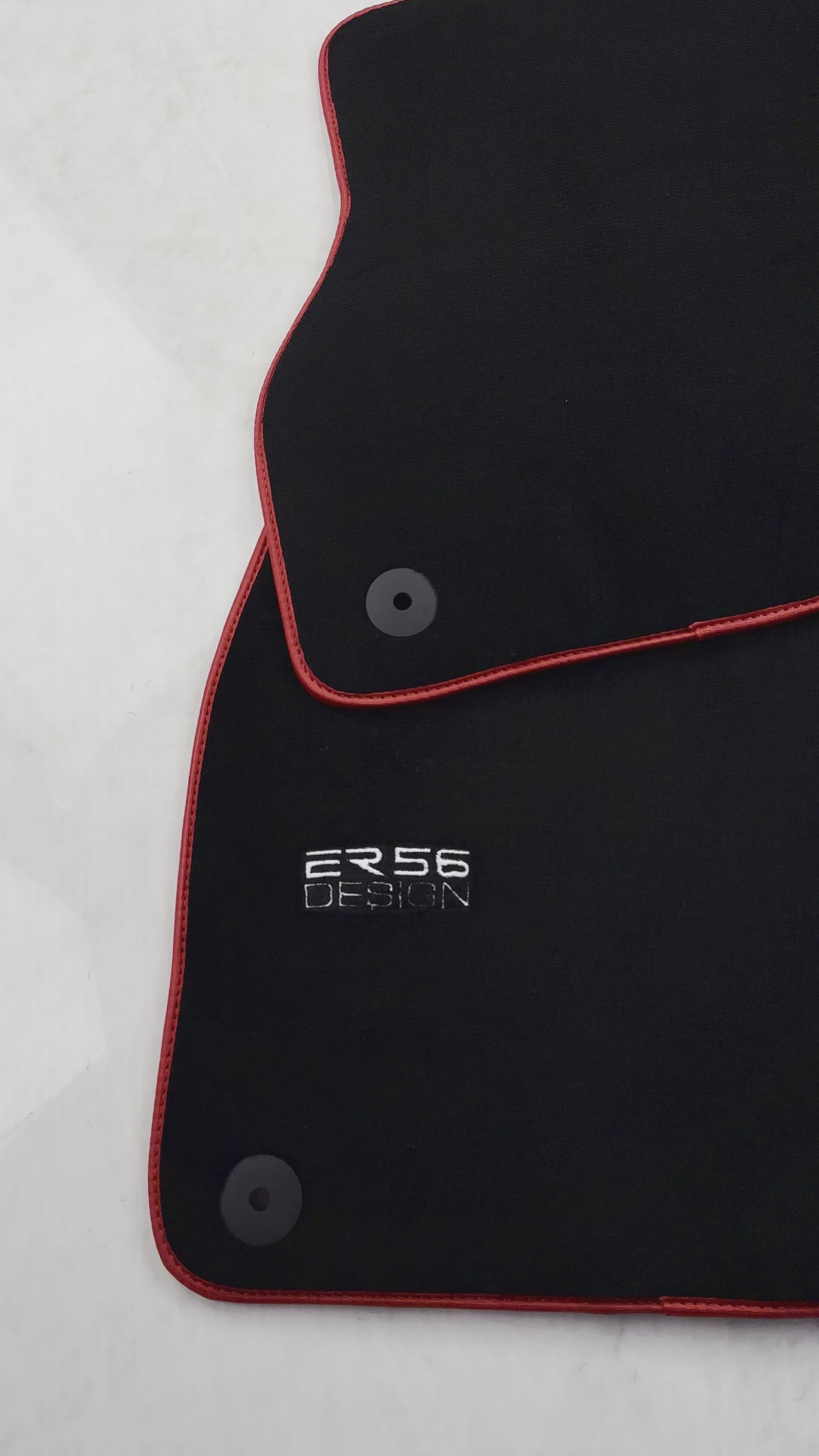 ブラック フロアマット アウディ A6 - C8 セダン (2018-2023) ER56 デザイン レッドトリム付き - ER56 Design