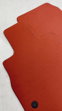 シボレー コルベット C8 (2020-2024) 用レッドフロアマット