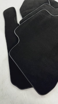 Schwarze Fußmatten für Toyota RAV4 (2006–2013).