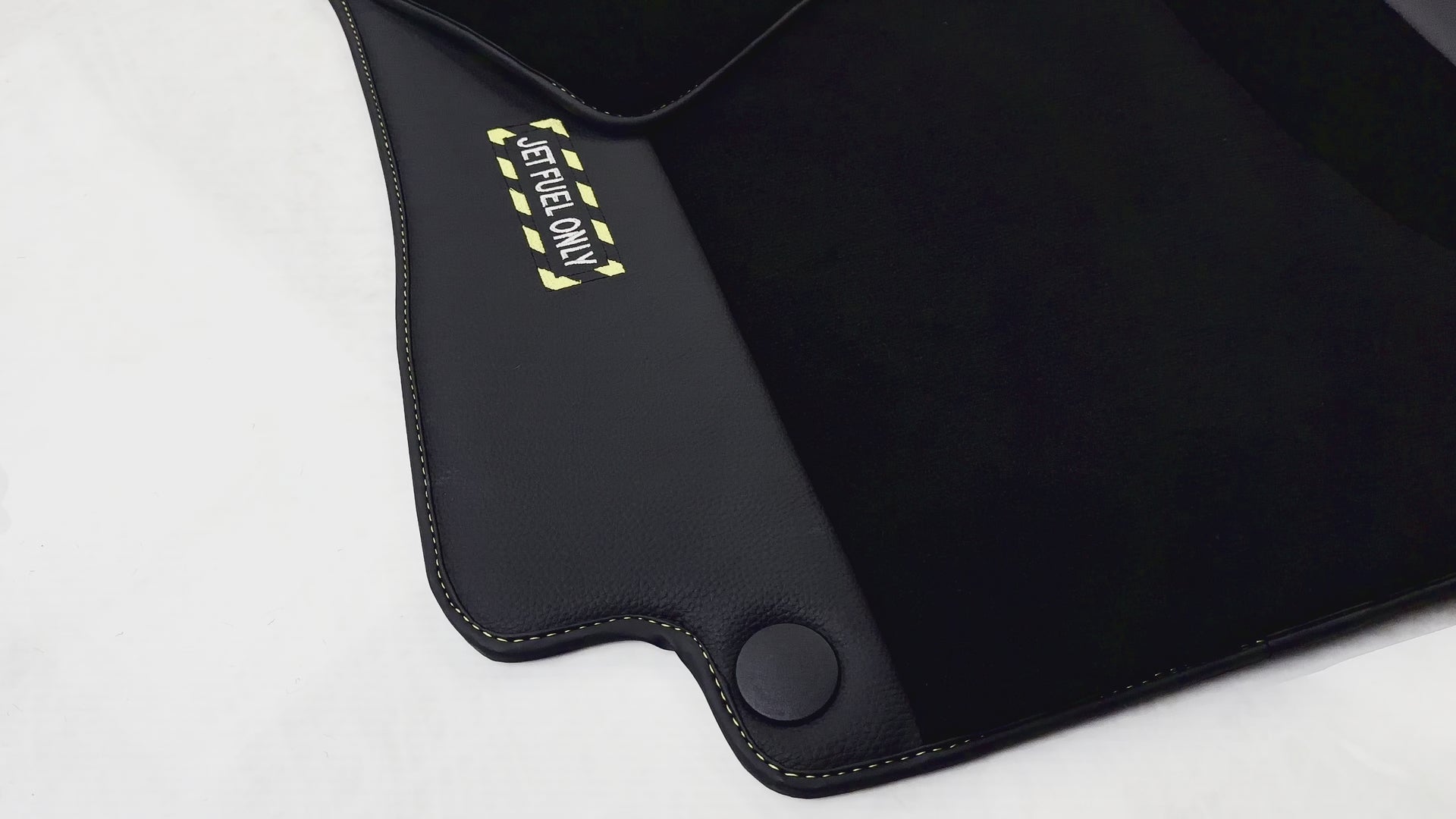 メルセデスベンツ Eクラス W213 セダン (2016-2020) 用 レザー付き ブラック フロアマット - 「ジェット燃料のみ」 - AutoWin