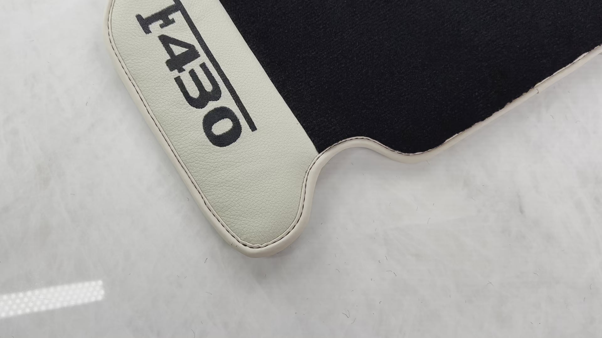 フェラーリ F430 2004-2009 用ブラック フロアマット ベージュ レザー - AutoWin