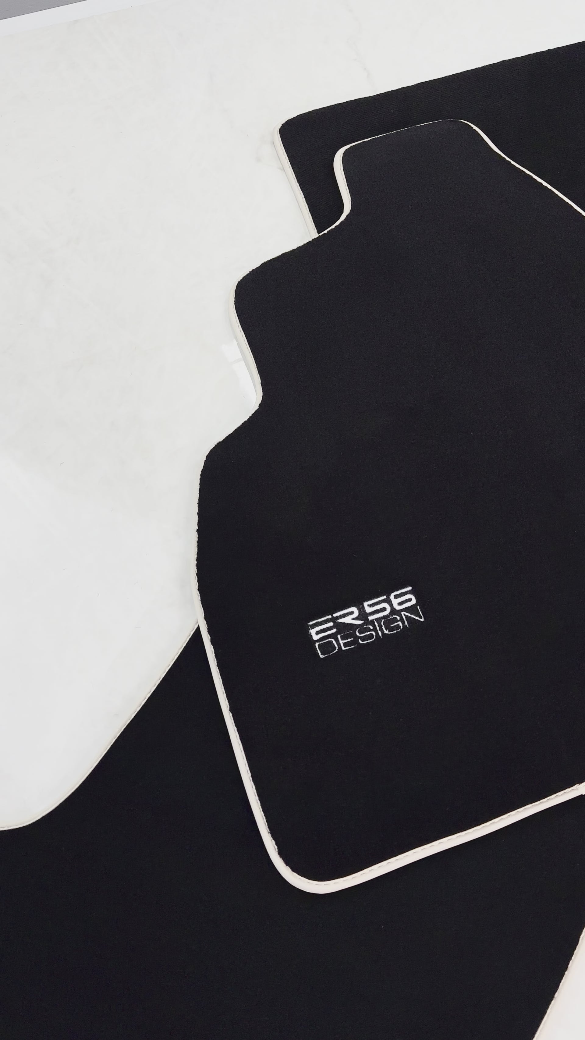 トヨタ ランドクルーザー 80 (1985-1997) ベージュ トリム用ブラック フロアマット | ER56のデザイン - ER56 Design