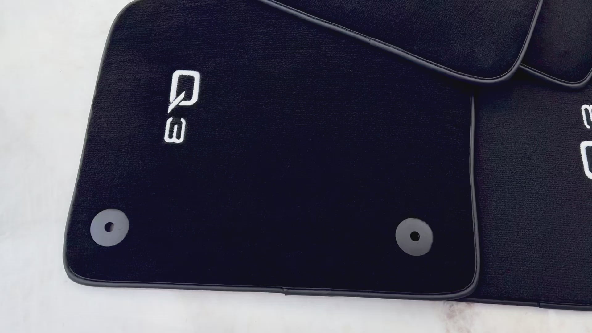 アウディ Q3 8U (2011-2018) 用ブラック フロアマット |ステップなし - AutoWin