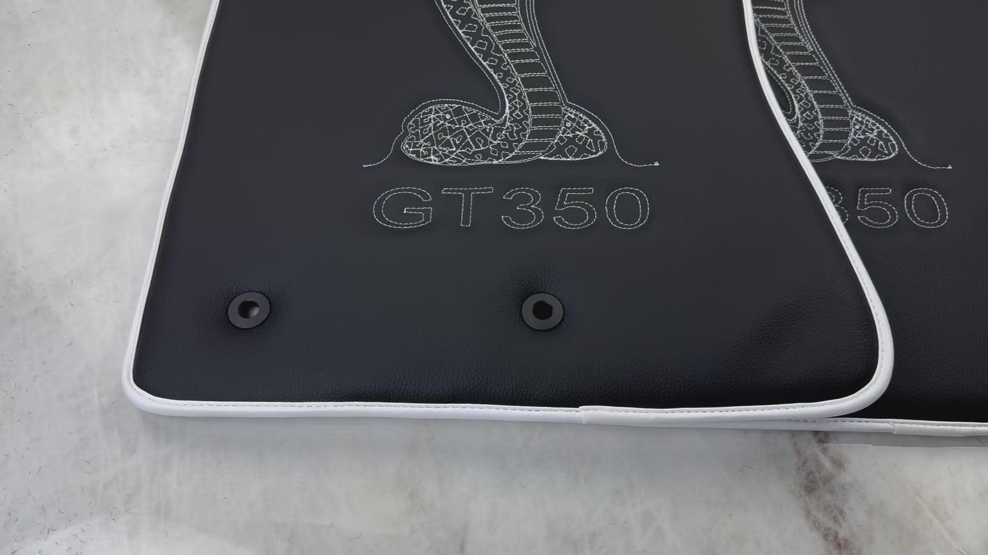 フォード マスタング GT350 シェルビー (2015-2021) コブラ縫製付きレザーフロアマット |ホワイトトリム - ER56 Design