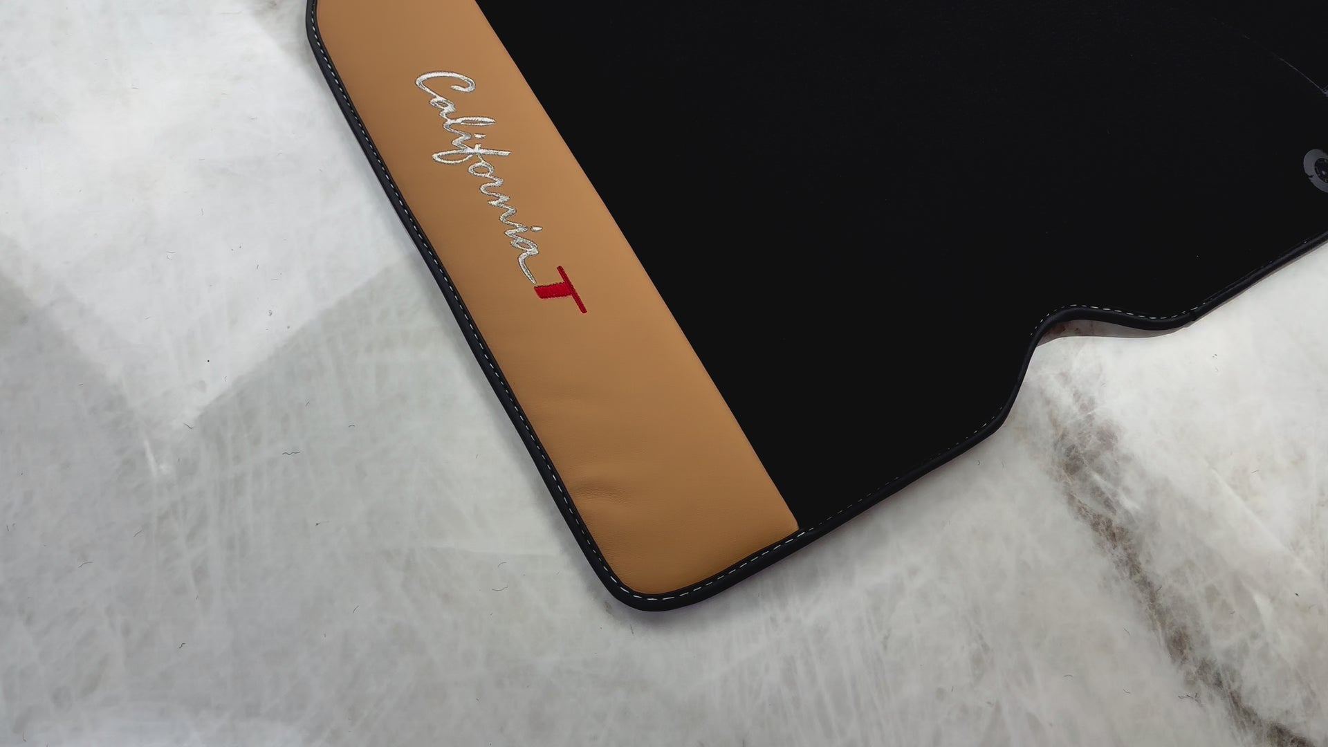 フェラーリ カリフォルニア T (2015-2018) 用ブラック フロアマット ベージュ ナッパレザー - AutoWin