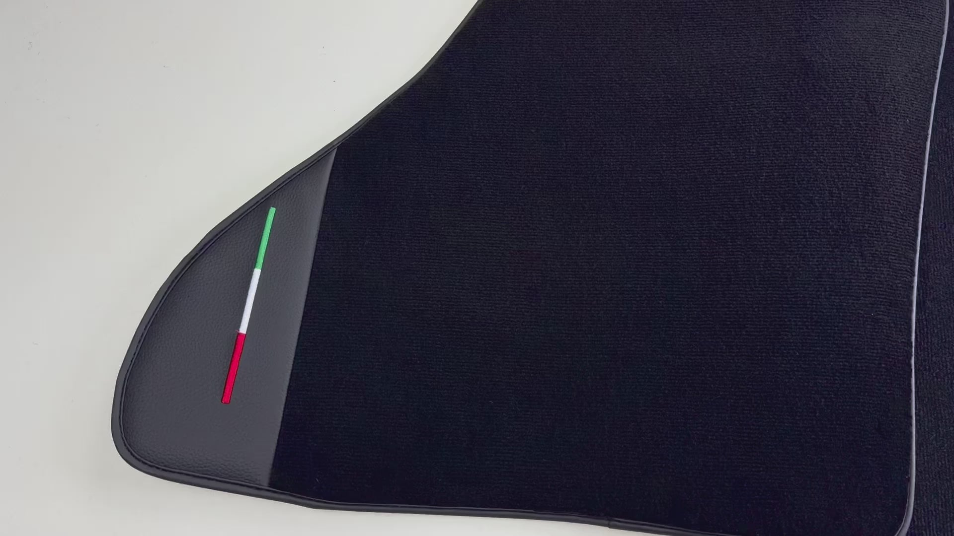 フェラーリ モンディアル コンバーチブル (1983-1993) 用 ブラック フロアマット レザー付き | イタリア語版 - AutoWin.EU