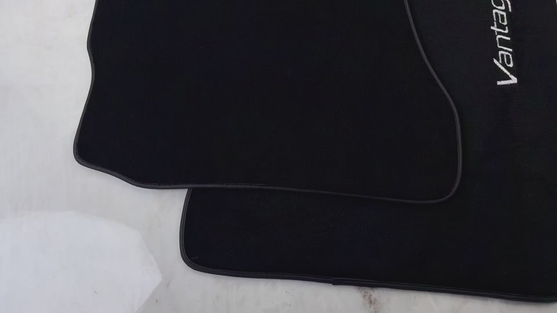 アストンマーティンV8ヴァンテージ（2005-2018年式）用 ブラックレザーフロアマット - AutoWin