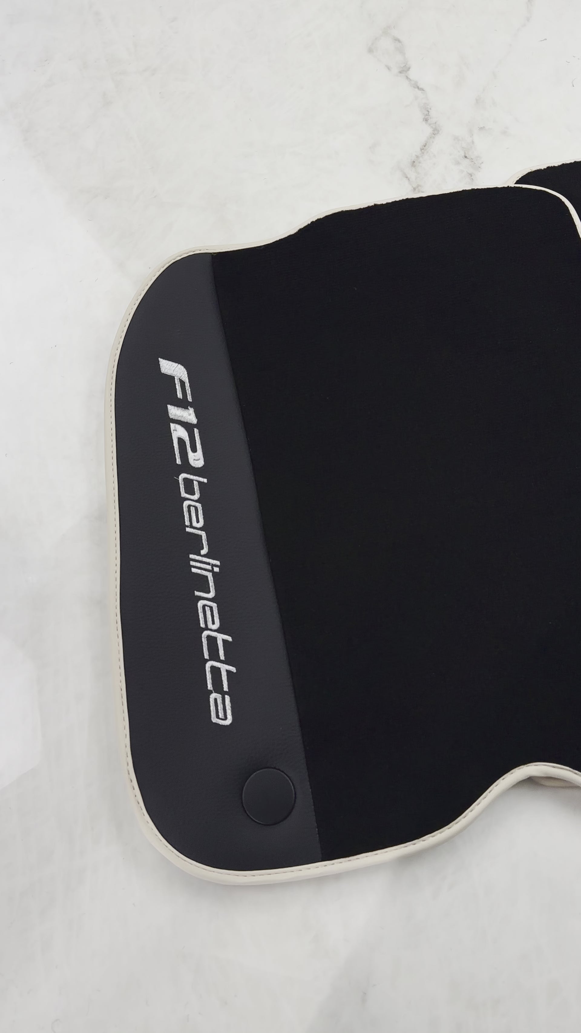 フェラーリ F12 ベルリネッタ (2012-2022) 用 ブラック フロアマット レザー付き - AutoWin