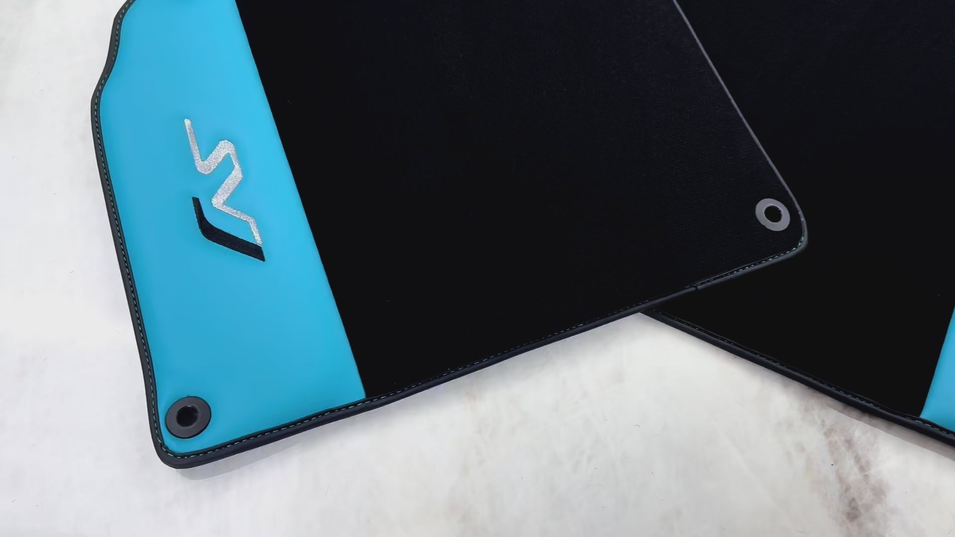 Schwarze Fußmatten für Lamborghini Aventador SVJ mit blauem Leder  - AutoWin.EU