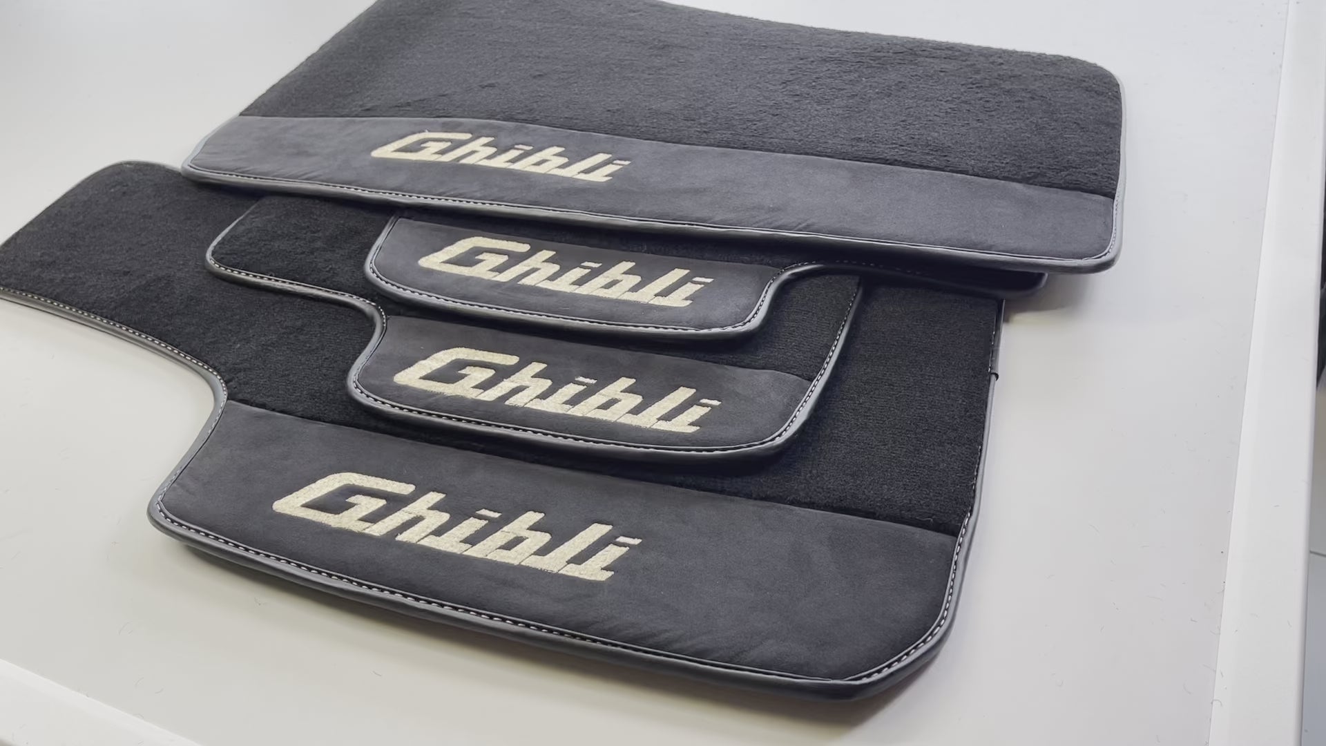 フロアマット マセラティ ギブリ 2013-2022 ブラック アルカンターラ レザー - AutoWin