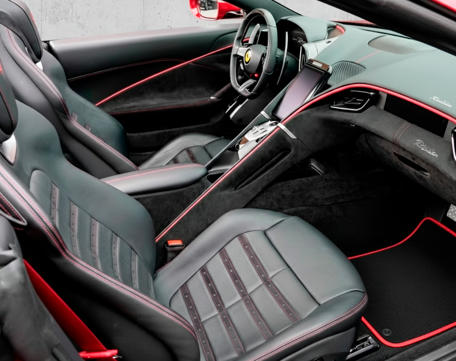 Schwarze Fußmatten für Ferrari Portofino (2018–2023), italienische Ausgabe, mit rotem Rand