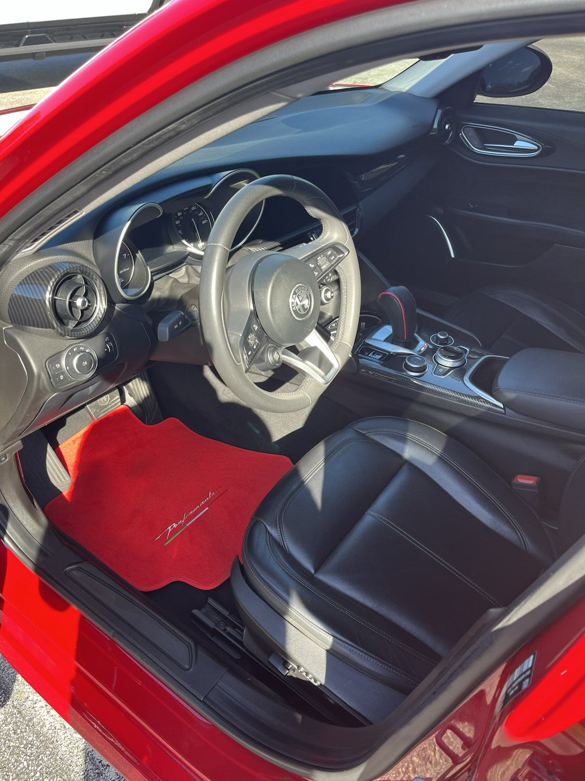 アルファロメオ ジュリア (2016-2024) 全輪駆動用 レッド フロアマット