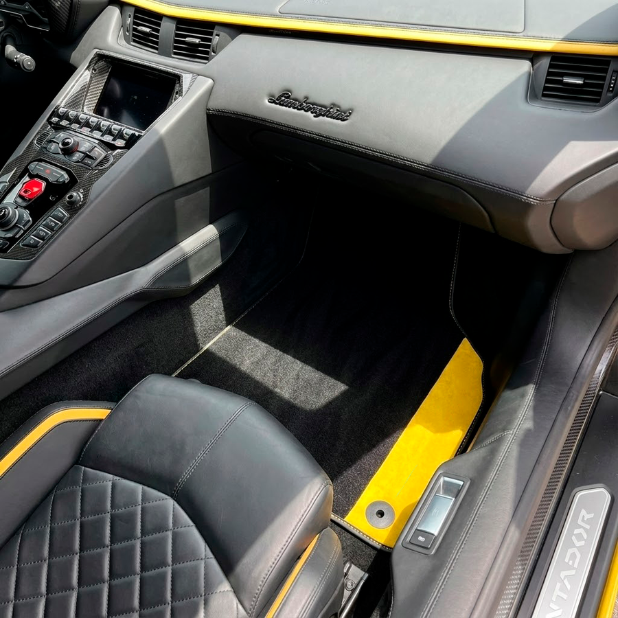 Anpassbare schwarze Fußmatten für Lamborghini Aventador S mit gelbem Alcantara-Leder