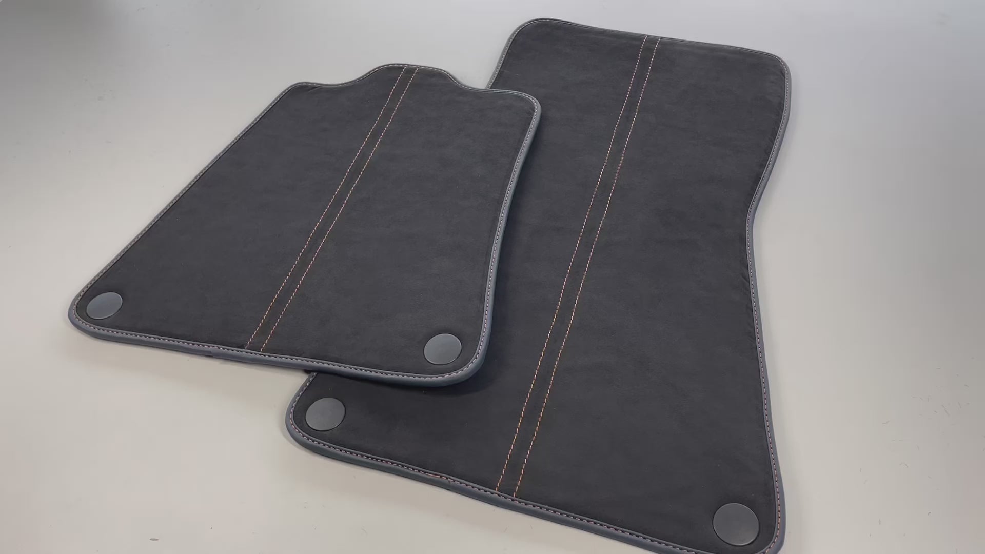 Fußmatten für McLaren 720S Alcantara, schwarze, maßgeschneiderte Teppiche mit orangefarbenen Nähten - AutoWin